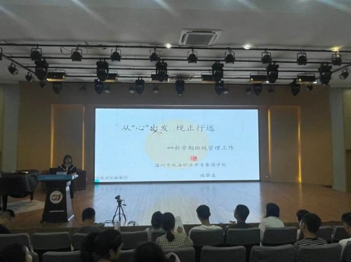 会议室里的人们

中度可信度描述已自动生成