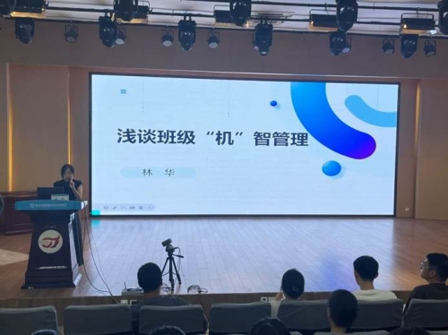 图片包含 室内, 桌子, 电脑, 钟表

描述已自动生成
