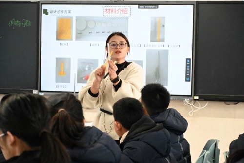 电脑前的人们

中度可信度描述已自动生成