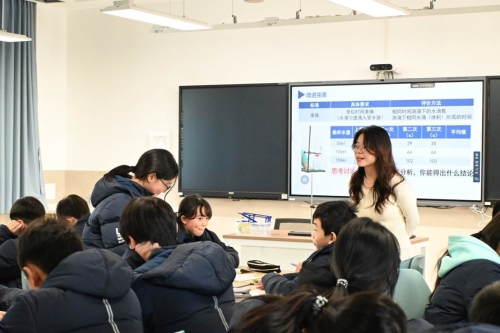 会议室里的人们

描述已自动生成