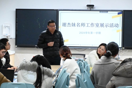 一群人在看电脑

描述已自动生成