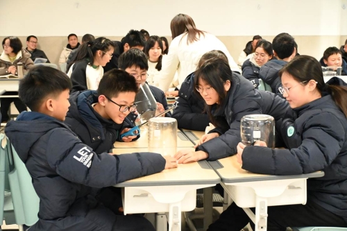 一群人正在听演讲

描述已自动生成