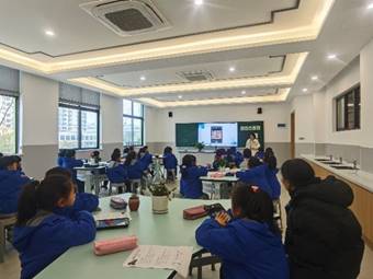 餐厅里的人们
中度可信度描述已自动生成