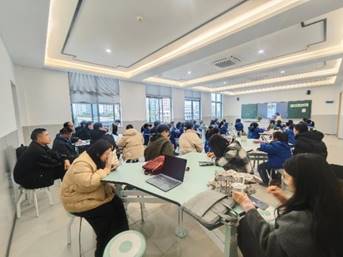 会议室里的人们
描述已自动生成