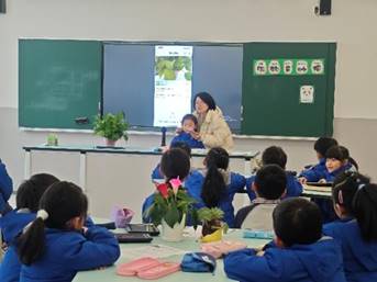 一群小孩在桌子边
中度可信度描述已自动生成