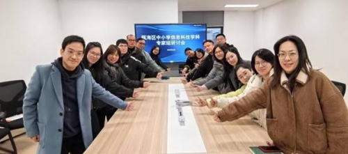 图片包含 游戏机, 蛋糕, 切, 西装
描述已自动生成