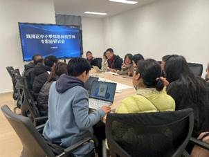 会议室里的人们
描述已自动生成