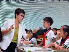 说明: 一群人正在聊天

AI 生成的内容可能不正确。