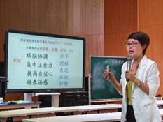 说明: 男人在电视前玩体感游戏

AI 生成的内容可能不正确。