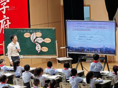 一群人在台上演讲

AI 生成的内容可能不正确。