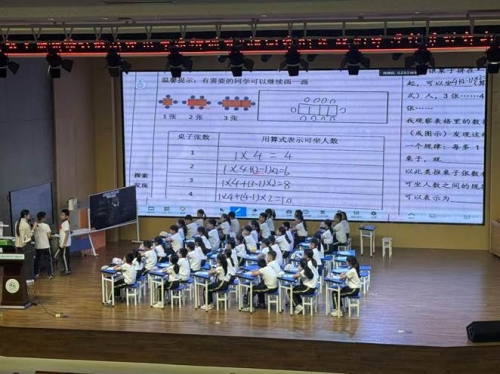 吴建丹老师执教公开课 学生交流拼桌就坐问题的探究结果